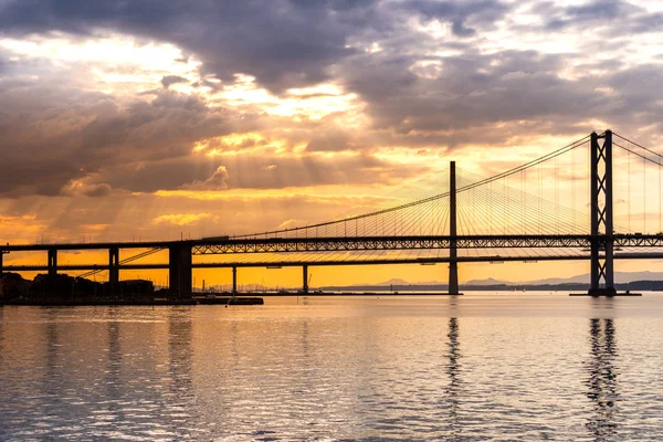 Prachtige Zonsondergang Bij Forth Road Bridge Queensferry Oversteekbrug Edinburgh Schotland — Stockfoto