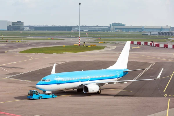 Blue Airplane Waiting Taxiway Ready Takeoff — Stock Photo, Image