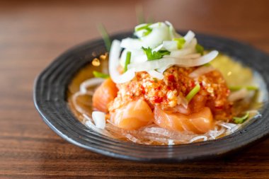 Tayland usulü mutfakta baharatlı somon salatası.