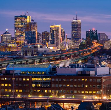 Boston Cityscape gece Boston Ma Usa için karayolu izi ile.