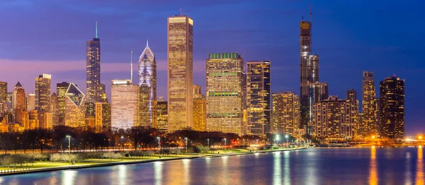 シカゴのダウンタウンシティスケープスカイラインと高層ビルのパノラマとシカゴ市イリノイ州のミシガン湖の夕日 — ストック写真