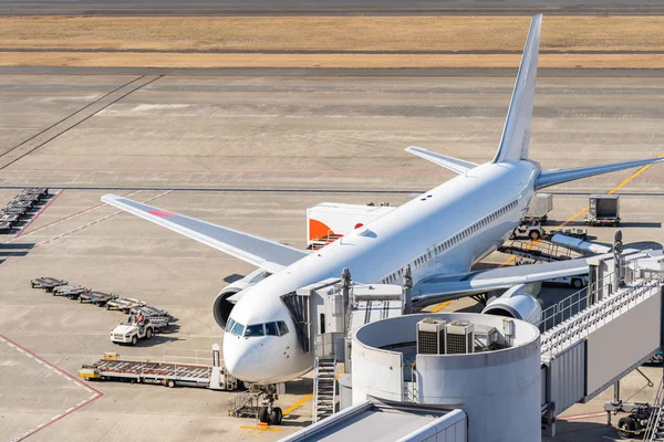 Bílé Letadlo Vyložení Naložení Cestujícího Mostě Jet Letišti — Stock fotografie