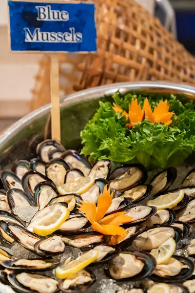 Blue Mussel Seafood Ice Buffet Bar — Stock Photo, Image