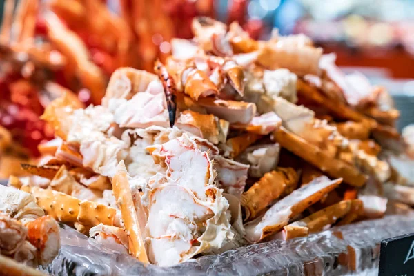 阿拉斯加国王蟹在冰镇自助餐吧里吃海鲜 — 图库照片