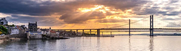 爱丁堡苏格兰大学福斯路桥和皇后大道跨桥的美丽日落全景 — 图库照片
