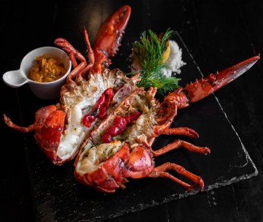 Izgara boston ıstakoz limon ve tuz ile tereyağı biber sosu ile hizmet.