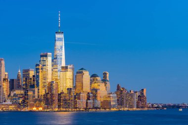 New Jersey alacakaranlıkta New York cityline cityscape havadan görünümü. 