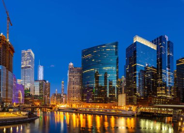 Chicago City şehir merkezinde ve Chicago River 'ın Chicago Illinois' de gün batımının panorama çekimi..