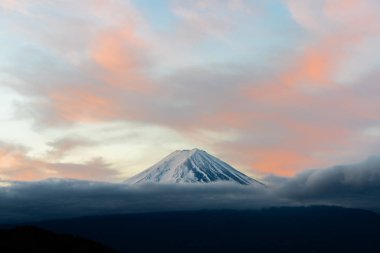 Kawaguchiko Fujiyoshida kasabasında Mt.Fuji güzel şafak gündoğumu 