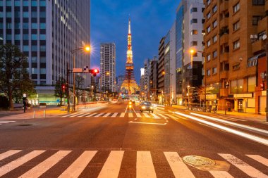 Tokyo Tower Tokyo siluetinin city scape monato koğuş ile alacakaranlıkta. Tokyo Tower ünlü Simgesel Yapı yüksekliği 332.9, Japonya'nın ikinci en yüksek kulenin metredir.