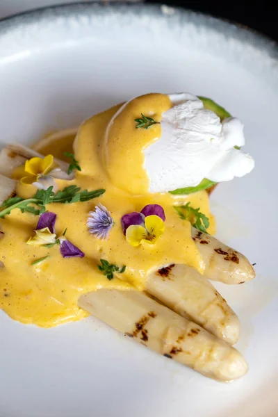 Gourmet Grilled White Asparagus Poached Eggs Serve Hollandaise Savory Sauce — Stock Photo, Image