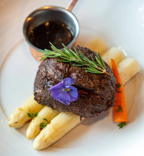 Carne Grelhada Tenderloin Wagyu Com Espargos Brancos Decorar Com Flores — Fotografia de Stock