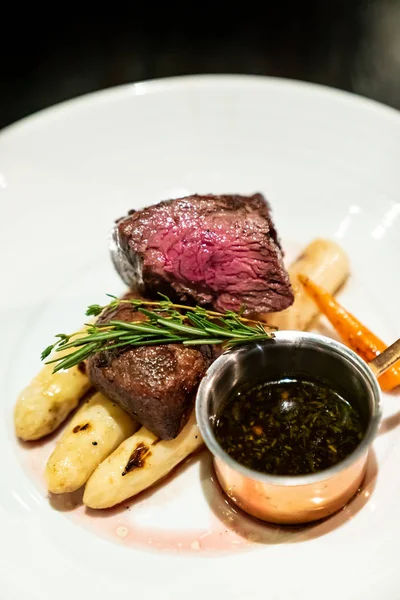 Gegrilltes Rinderfilet Wagyu Mit Weißem Spargel Dekorieren Mit Essbaren Blüten — Stockfoto