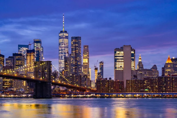ニューヨーク州ニューヨーク市に向けて ロウアー マンハッタンの超高層ビルが立ち上がったブルックリン橋 — ストック写真