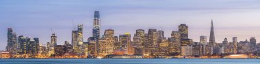 San Francisco şehir manzarası Treasure Island, California, günbatımı, ABD üzerinden alacakaranlıkta. Panorama