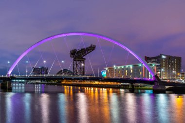 River Clyde günbatımı alacakaranlık boyunca Clyde Arc köprü Glasgow City İskoçya İngiltere.