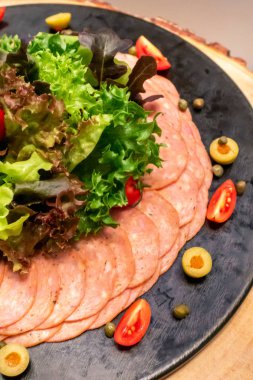 Soğuk kesim, domuz eti ve sığır salam, büfe hattında salata istasyonu için Çeşitli