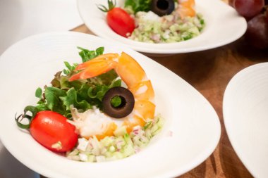 Başlangıç mutfağı için haşlanmış karides domates salatalık siyah zeytin ile Kokteyl tapas