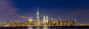 New York şehir Aşağı Manhattan siluetşehir manzarası New Jersey alacakaranlıkta.