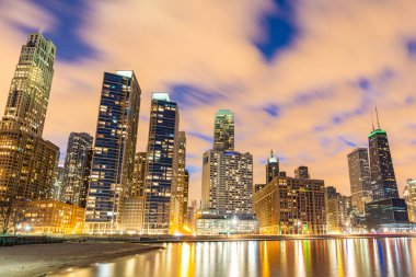 Chicago City Illinois ABD'de Michigan Gölü boyunca Chicago şehir merkezinde Chicago Skylines binasında gün batımı. Ohio Street plajı Milton Lee Olive Park'tan alın. 