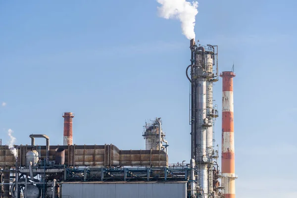 Fábrica Petroquímica Petróleo Con Almacenamiento Gas Estructura Gasoducto Con Humo — Foto de Stock