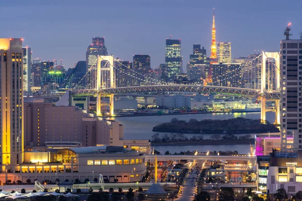 东京日落的鸟瞰图与东京塔和彩虹桥与东京城市景观的背景从台田巴日本 — 图库照片