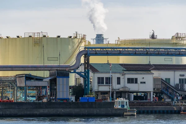 Japonya Kawasaki Arka Planda Kazandan Çıkan Dumanla Yakıt Deposu — Stok fotoğraf