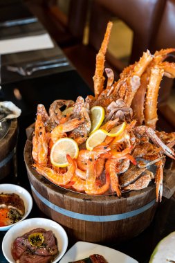 Buz üzerinde deniz ürünleri çeşitli ahşap kova hizmet