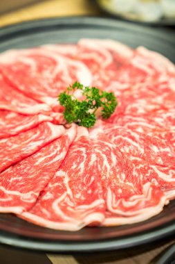 Çiğ Dana eti Shabu shabu ve sukiyaki pişirmek için hazır ayarlayın