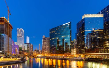 Chicago City şehir merkezinde ve Chicago River 'ın Chicago Illinois' de gün batımının panorama çekimi..