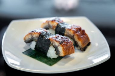 Unagi eel suşi, japon yemekleri geleneksel mutfağı, beyaz tabakta