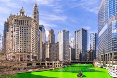 Chicago Skylines, Chicago Nehri 'nin yeşil boyalı nehri boyunca Şikago' daki St. Patrick Günü Festivali 'nde inşa ediliyor.