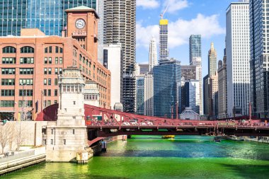 Chicago Skylines, Chicago Nehri 'nin yeşil boyalı nehri boyunca Şikago' daki St. Patrick Günü Festivali 'nde inşa ediliyor.