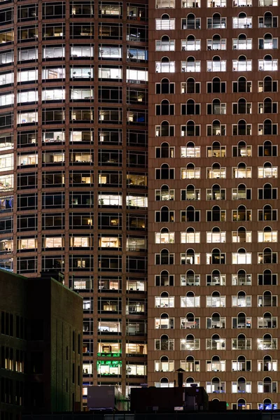Pozdní Práce Urbanistické Koncepce Okenní Fasáda Budovy Obchodního Centra Noci — Stock fotografie