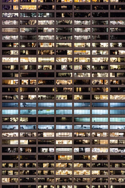 後期ワーキング都市コンセプト 夜間のビジネスセンターオフィスビルの窓ファサード ニューヨーク市Ny Usa — ストック写真