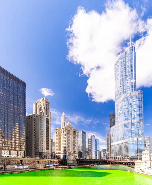 Gedung Chicago Skylines Sepanjang Sungai Pewarna Hijau Chicago River Pada — Stok Foto