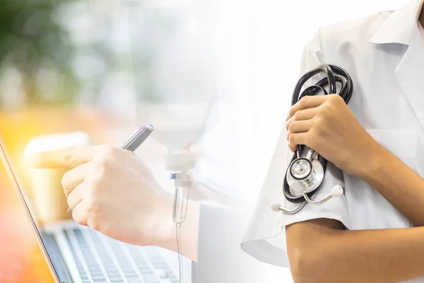 Dupla Exposição Jovem Adulto Médico Feminino Realizar Estetoscópio Sala Exame — Fotografia de Stock