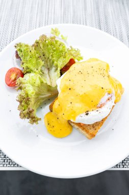 Beyaz tabakta Gurme Somon yumurta Benedict