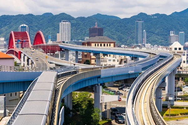 兵庫県下町にモノレールトラックと高速道路赤橋 — ストック写真