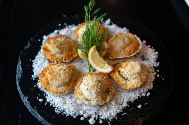 limon ve tuz ile hizmet kabuklu ekmek ile derin kızarmış Hokkaido Tarak Kabuk. 