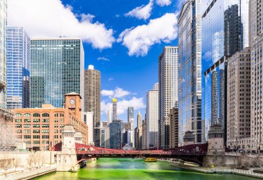 Chicago Skylines, Chicago Nehri 'nin yeşil boyalı nehri boyunca Şikago' daki St. Patrick Günü Festivali 'nde inşa ediliyor.