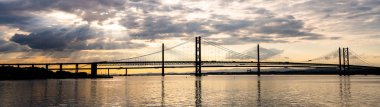 Edinburgh İskoçya İngiltere'de Forth yol köprüsü ve Queensferry geçiş köprüsü güzel gün batımı Panorama.