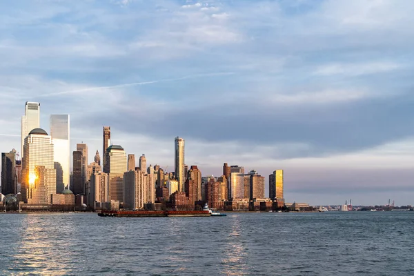 ニュージャージーからの夕暮しのニューヨーク市マンハッタンのスカイライン都市景観 — ストック写真