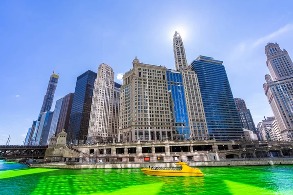 シカゴ スカイライン シカゴ ダウンタウンのセント パトリック フェスティバルでシカゴ川の緑の染色川沿いに建つ Usa — ストック写真