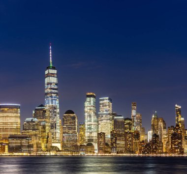 New York şehir Aşağı Manhattan siluetşehir manzarası New Jersey alacakaranlıkta.