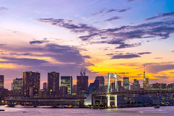 东京天际线的鸟瞰图 彩虹桥和东京塔在东京湾日落暮光之城从东京市关东日本台台 — 图库照片