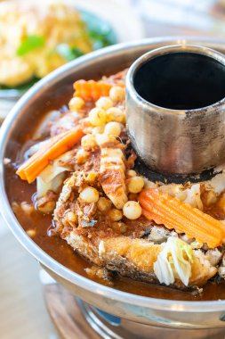 Kızarmış balıklı ekşi köri çorbası ve sebzeli deniz ürünleri yumurtası. Geleneksel Tayland mutfağı.