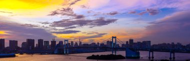 Tokyo şehri Kanto Japonya Odaiba tokyo bay Sunset Twilight üzerinde Gökkuşağı köprü ve Tokyo kulesi ile Tokyo siluetleri Panorama Havadan görünümü.
