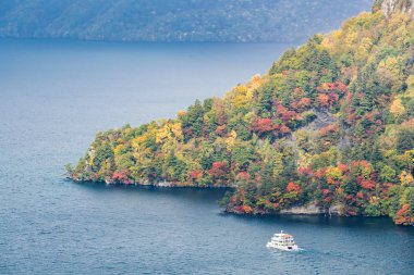 Aomori Tohoku Japonya'da Lake towada ile Sonbahar sonbahar dağ havadan görünümü