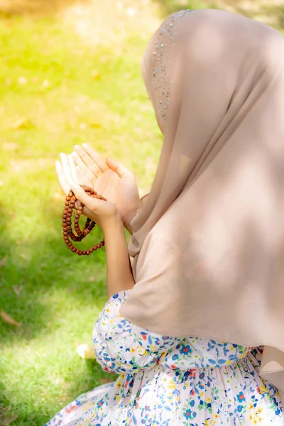 Młody Dorosły Nastolatek Kobieta Czyniąc Duas Dla Muzułmańskich Bóg Błogosławieństwo — Zdjęcie stockowe